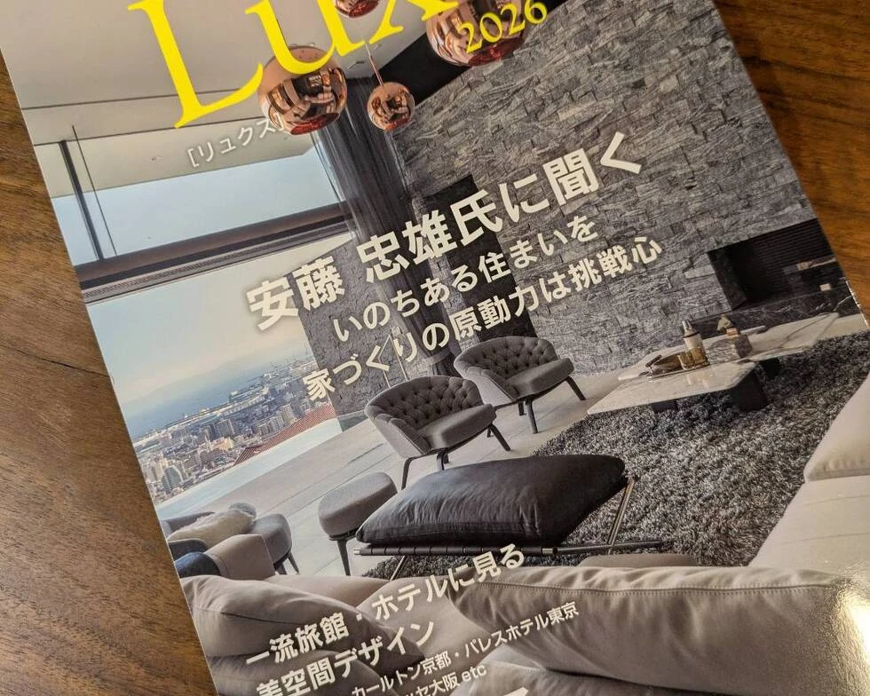 一枚板テーブルの上にLUXE