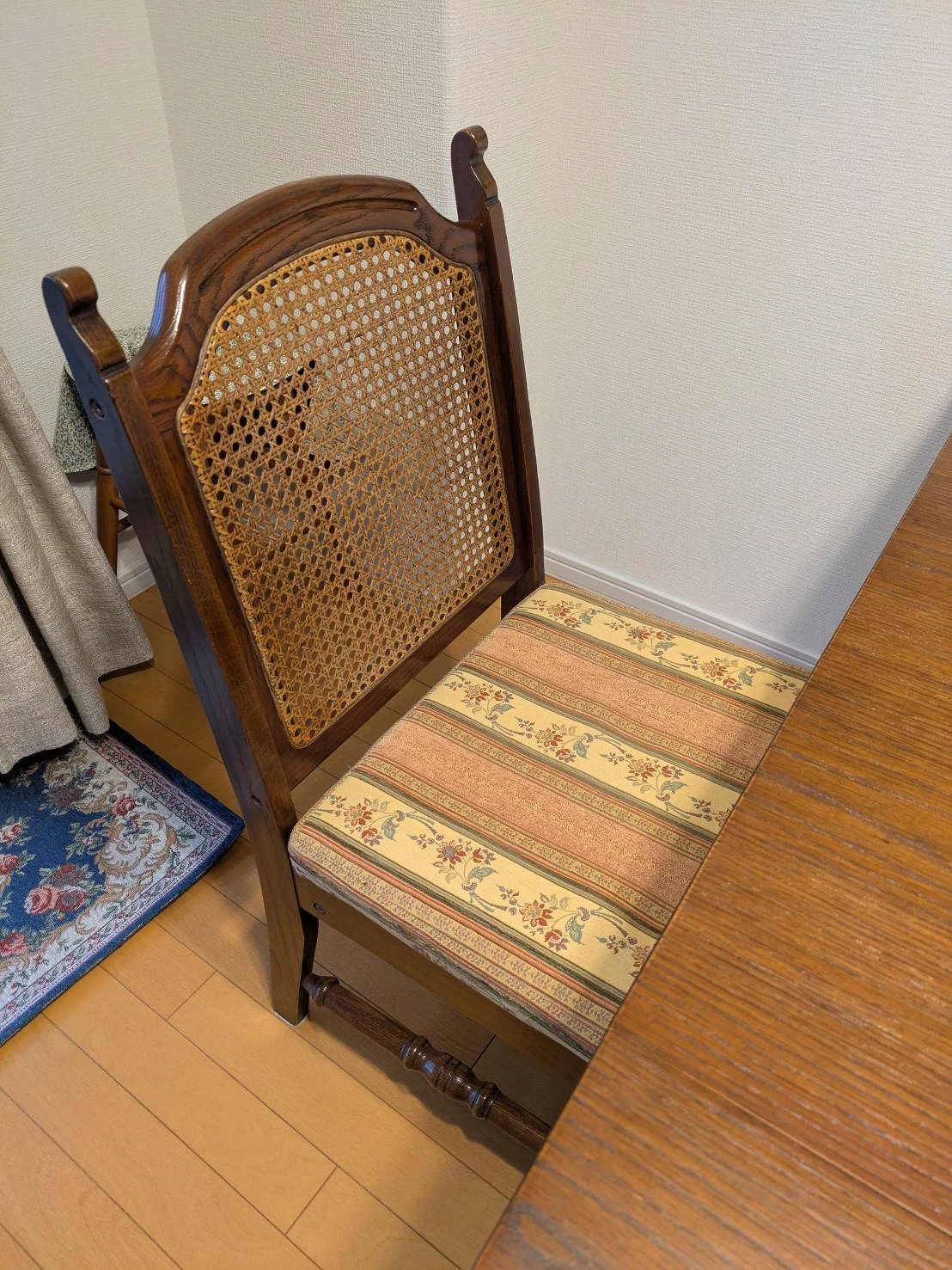 一枚板テーブルに合う籐の椅子