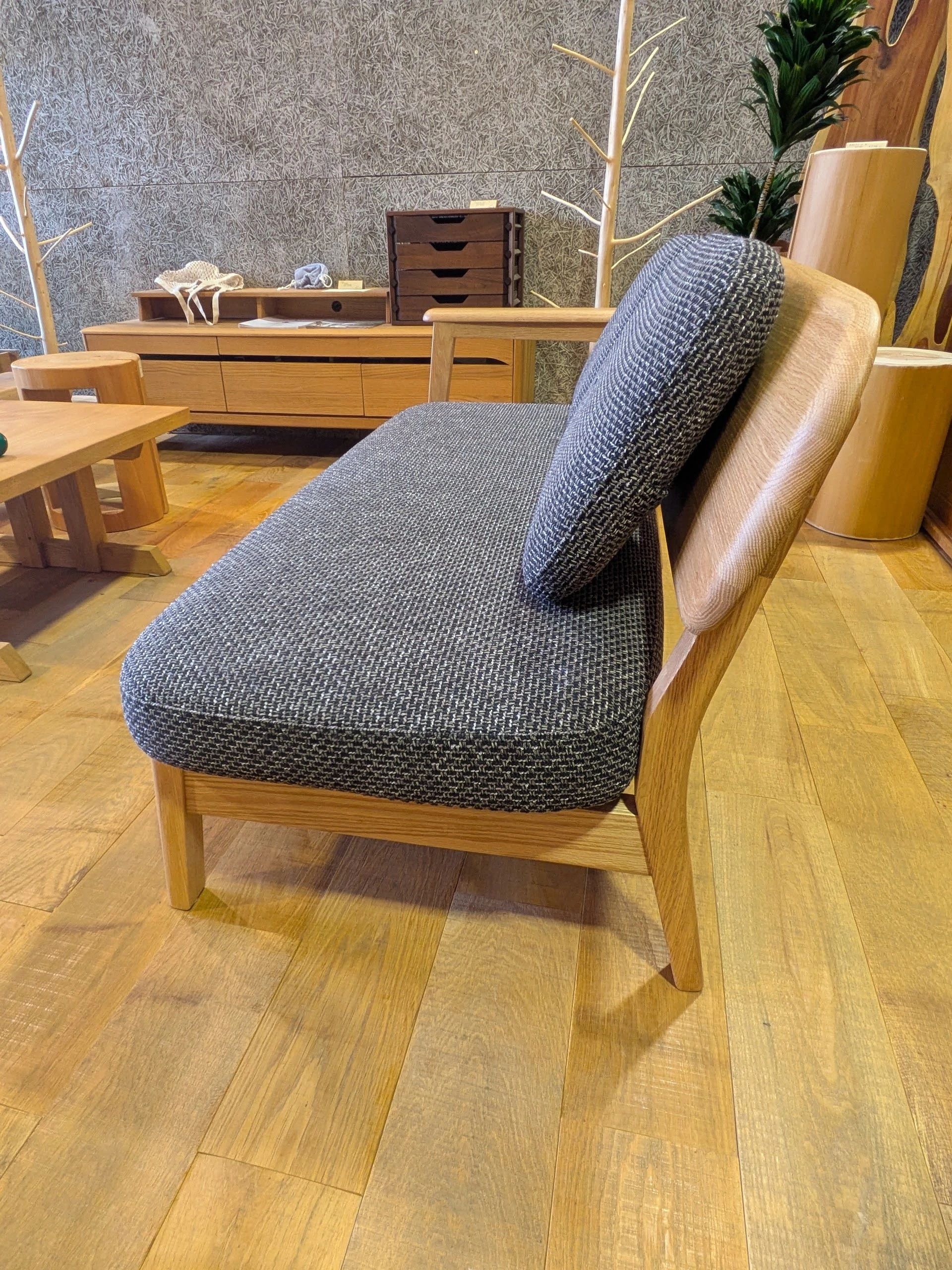 一枚板テーブルに合うカウチソファー横から