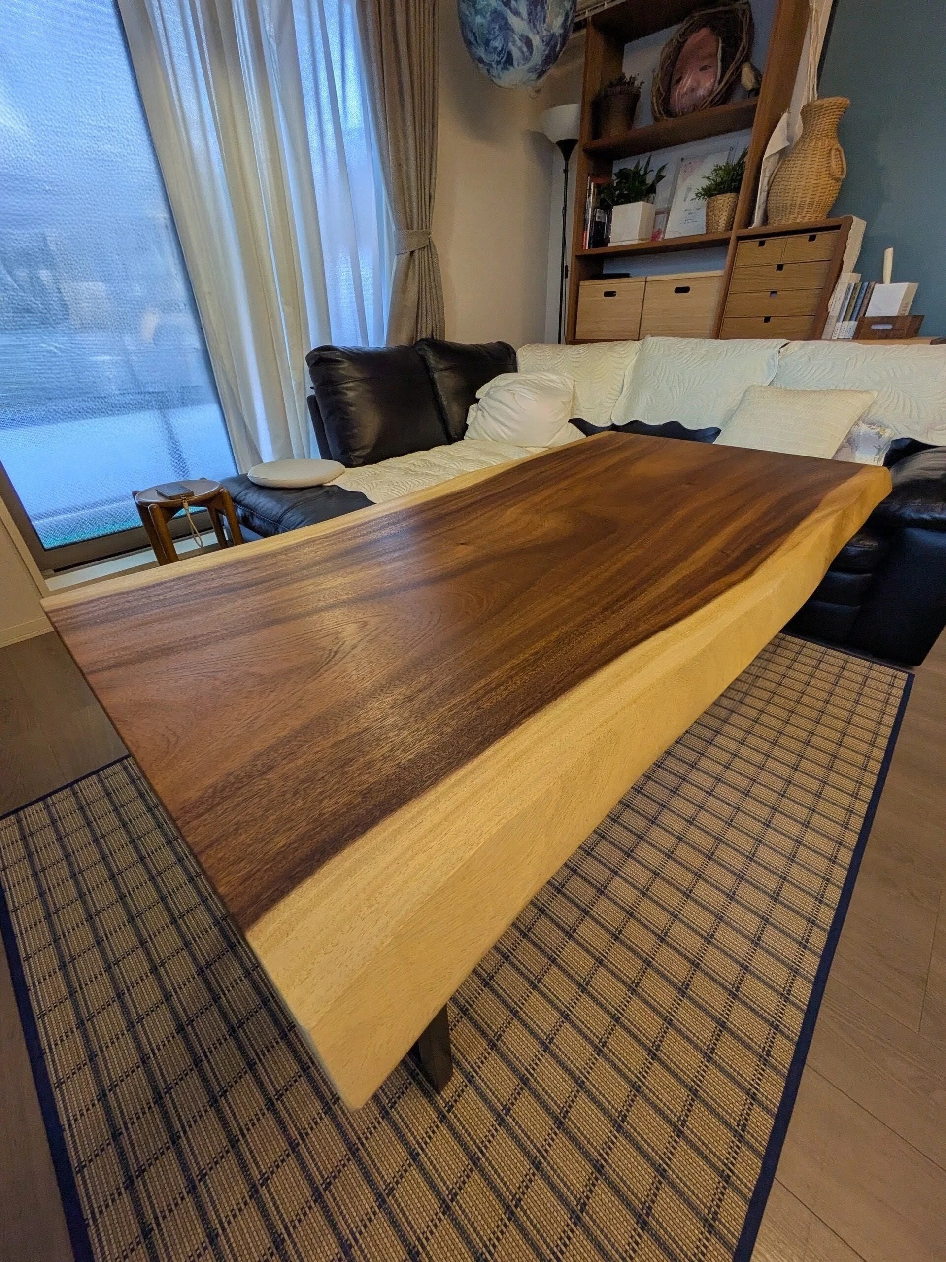 一枚板テーブルにモンキーポッド